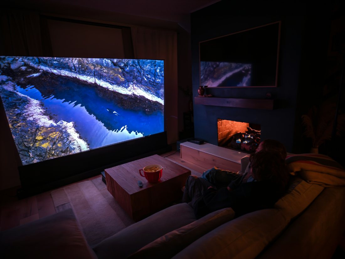 What is IPTV, and how does a SastaTV subscription work?